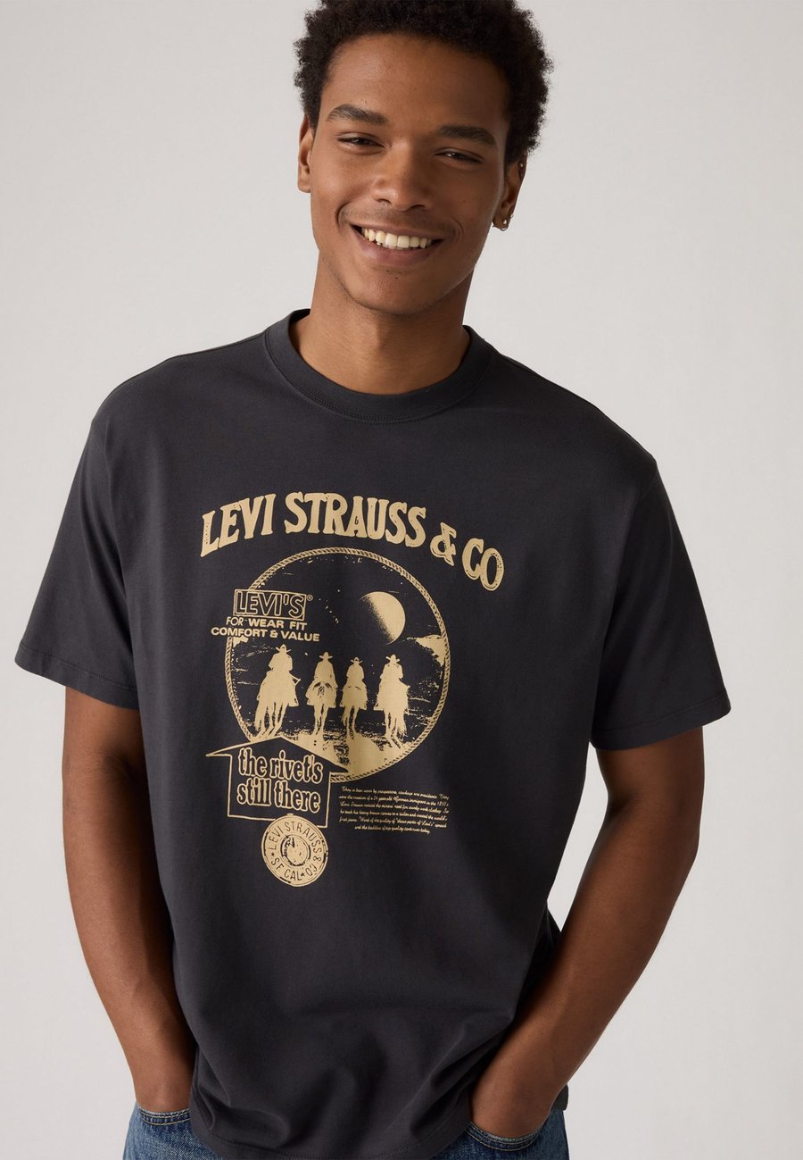 Футболка Levi's VINTAGE FIT GRAPHIC TEE, Archvial Saddle Rancher 2 Phantom/Black
Футболка Levi's VINTAGE FIT GRAPHIC TEE, Archvial Saddle Rancher 2 Phantom/Black