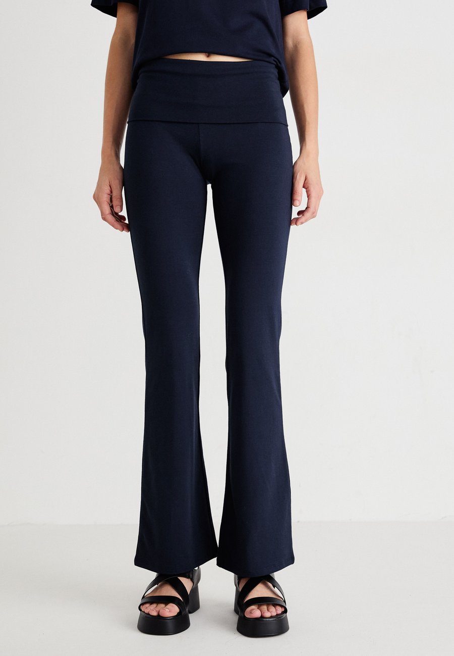 Брюки Gina Tricot SOFT TOUCH FOLDED TROUSERS, Sky Captain/Blue
Брюки Gina Tricot SOFT TOUCH FOLDED TROUSERS, Sky Captain/Blue