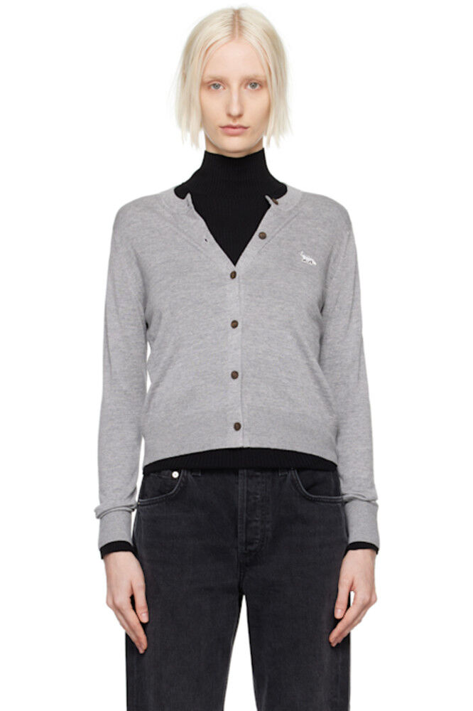 Серый кардиган с нашивками в виде лисы Maison Kitsuné
Серый кардиган с нашивками в виде лисы Maison Kitsuné