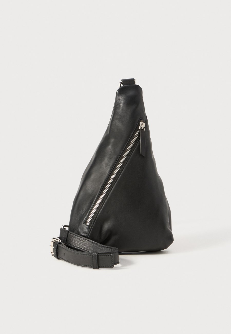 Сумка кросс-боди STUDIO ID TRIANGLE BAG UNISEX, Black
Сумка кросс-боди STUDIO ID TRIANGLE BAG UNISEX, Black