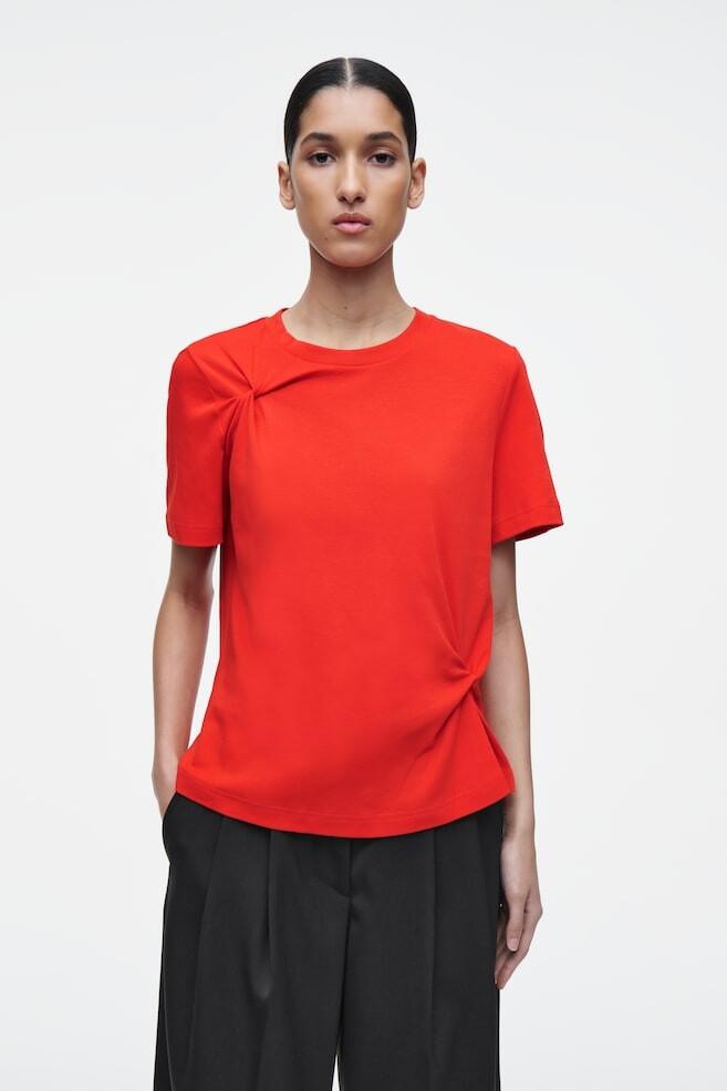 Футболка с деталями в виде узлов Cos, красный
Футболка с деталями в виде узлов Cos, красный