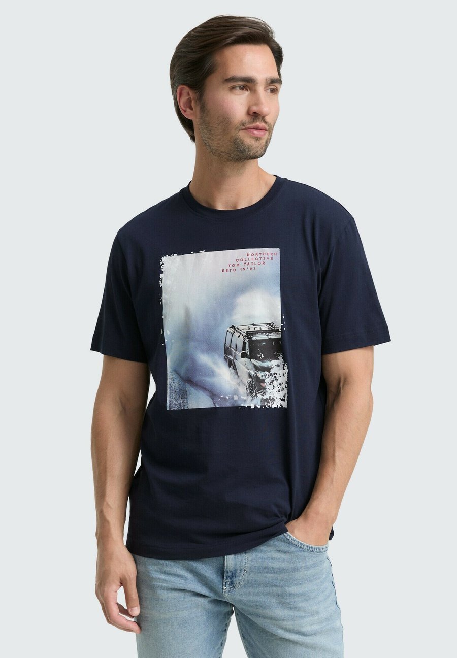Футболка TOM TAILOR MIT FOTO-PRINT, Sky Captain Blue/Dark Blue, Синий, Футболка TOM TAILOR MIT FOTO-PRINT, Sky Captain Blue/Dark Blue
Футболка TOM TAILOR MIT FOTO-PRINT, Sky Captain Blue/Dark Blue, Синий, Футболка TOM TAILOR MIT FOTO-PRINT, Sky Captain Blue/Dark Blue