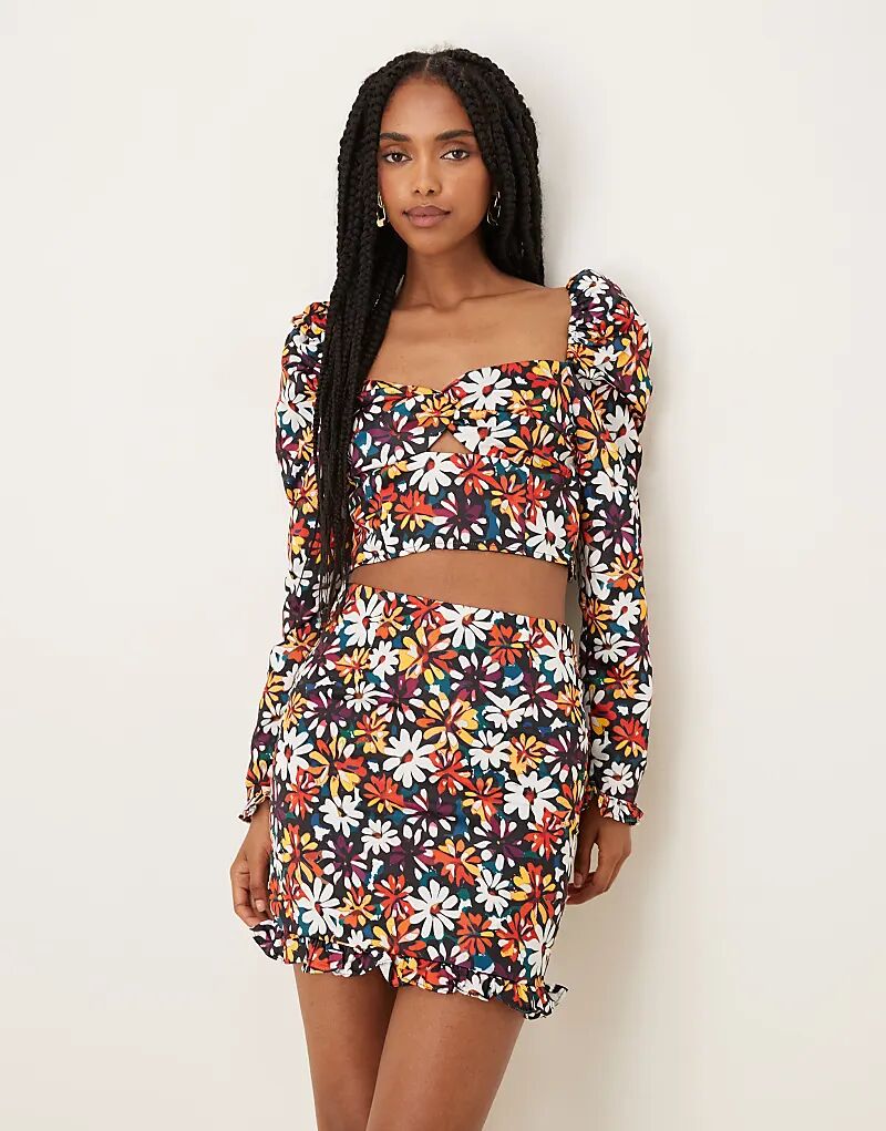 Мини-юбка Collective The Label Floral с нарисованными ромашками 
Мини-юбка Collective The Label Floral с нарисованными ромашками