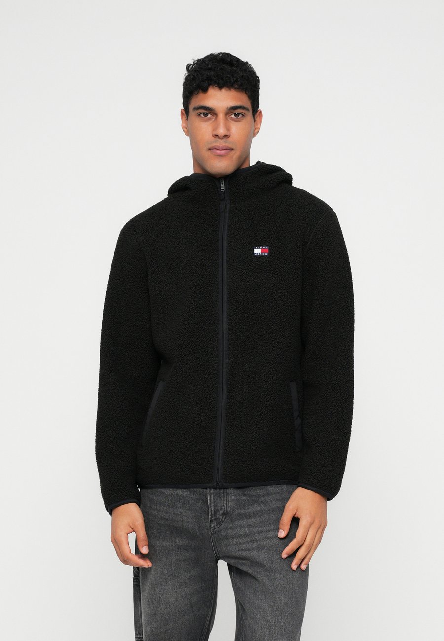Флисовая куртка Tommy Jeans BADGE ZIP UNISEX, Black
Флисовая куртка Tommy Jeans BADGE ZIP UNISEX, Black