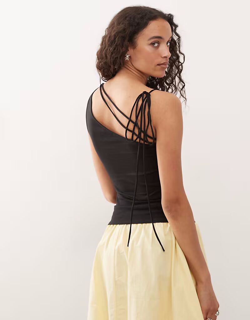 Топ на одно плечо в будние дни черного цвета
Топ на одно плечо в будние дни черного цвета