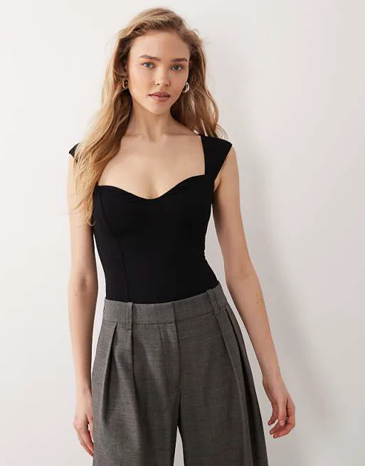 Черное боди с вырезом в форме сердца Oh Polly
Черное боди с вырезом в форме сердца Oh Polly