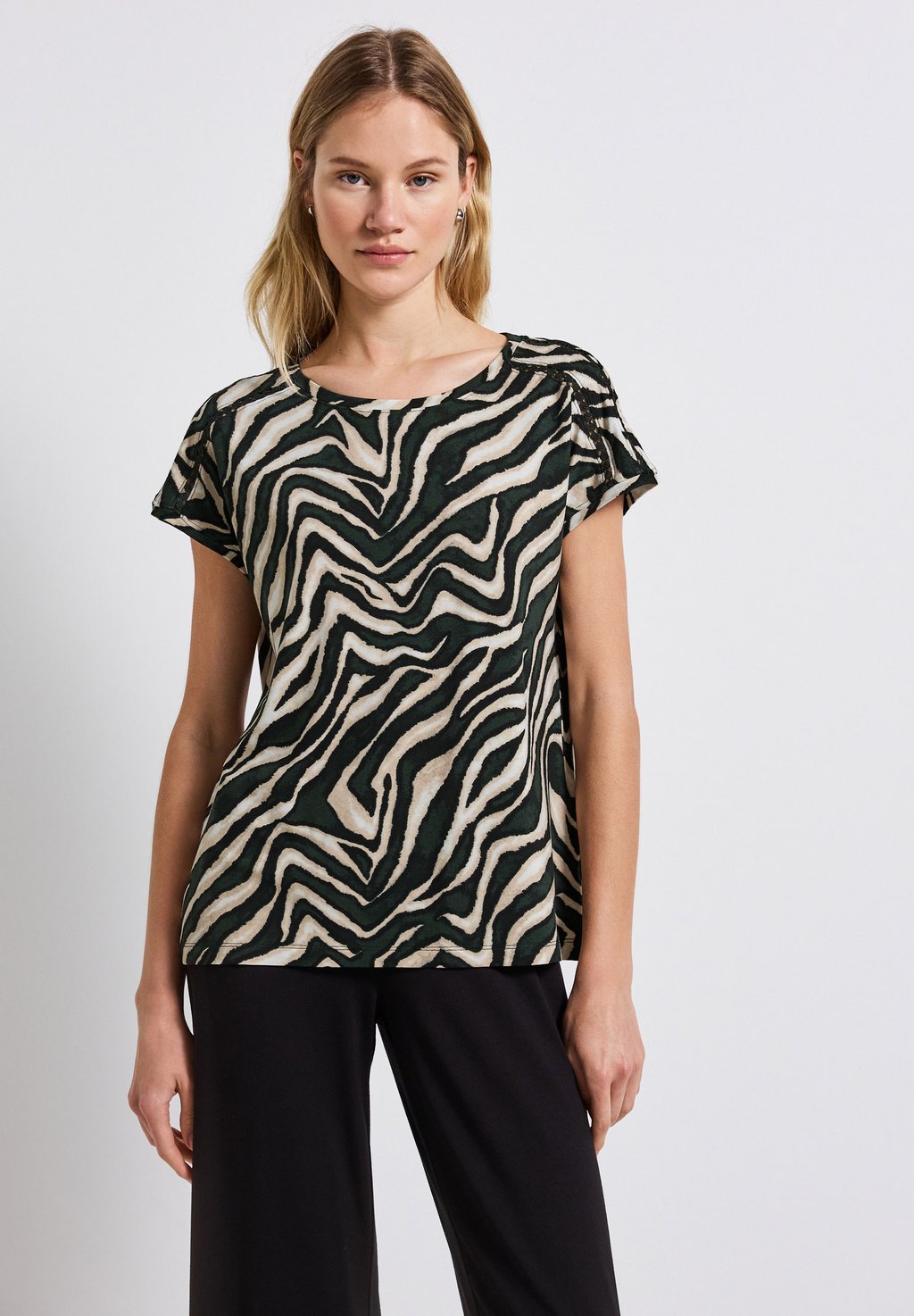 Футболка с принтом MIT DETAILS Street One, металлик зеленый
Футболка с принтом MIT DETAILS Street One, металлик зеленый