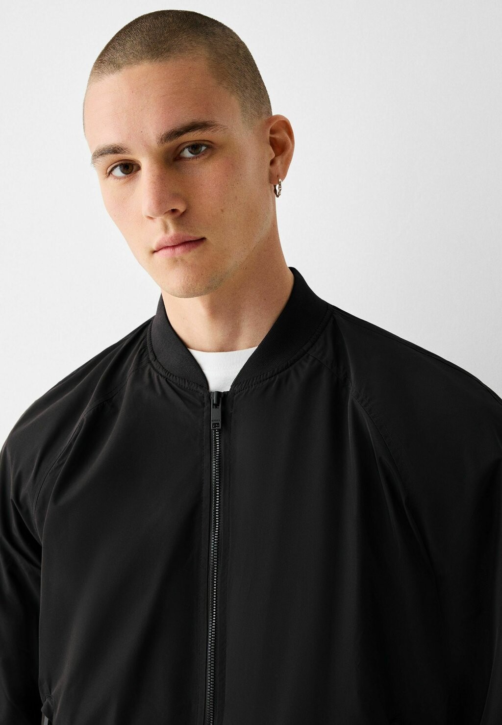 Куртка-бомбер LIGHTWEIGHT Bershka, черный
Куртка-бомбер LIGHTWEIGHT Bershka, черный