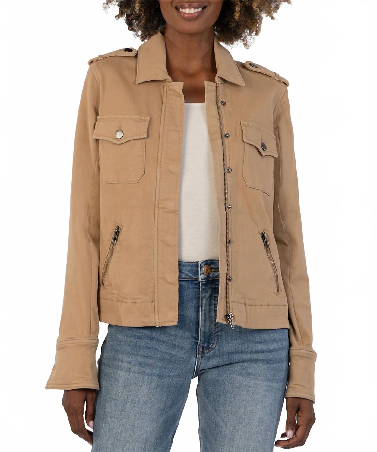 Куртка Аманда Бокс в кафе KUT FROM THE KLOTH, Cafe 
Куртка Аманда Бокс в кафе KUT FROM THE KLOTH, Cafe