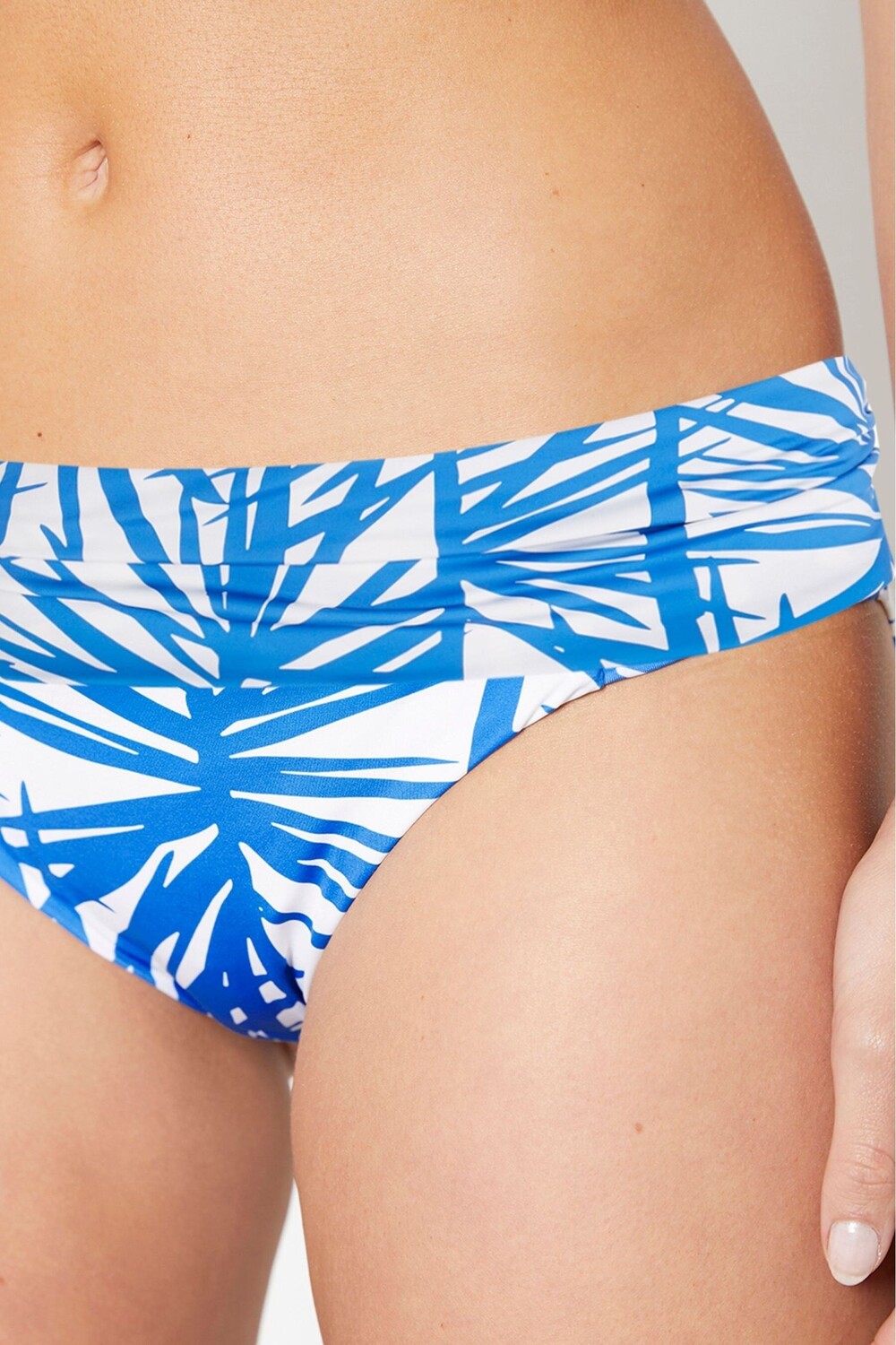 Трусики бикини с закатанным верхом Mint Velvet, синий
Трусики бикини с закатанным верхом Mint Velvet, синий