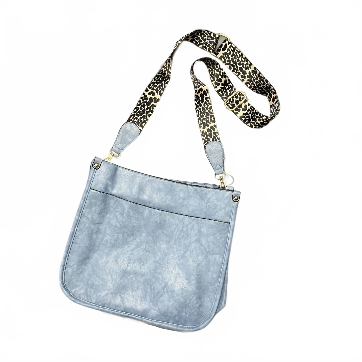 Большая кожаная сумка через плечо с отсоединяющимся ремнем под леопарда в пыльно-голубом цвете Harris Girls & Co.
Большая кожаная сумка через плечо с отсоединяющимся ремнем под леопарда в пыльно-голубом цвете Harris Girls & Co.
