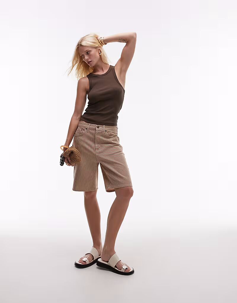 Джинсовые шорты свободного кроя Topshop в полоску коричневого цвета
Джинсовые шорты свободного кроя Topshop в полоску коричневого цвета