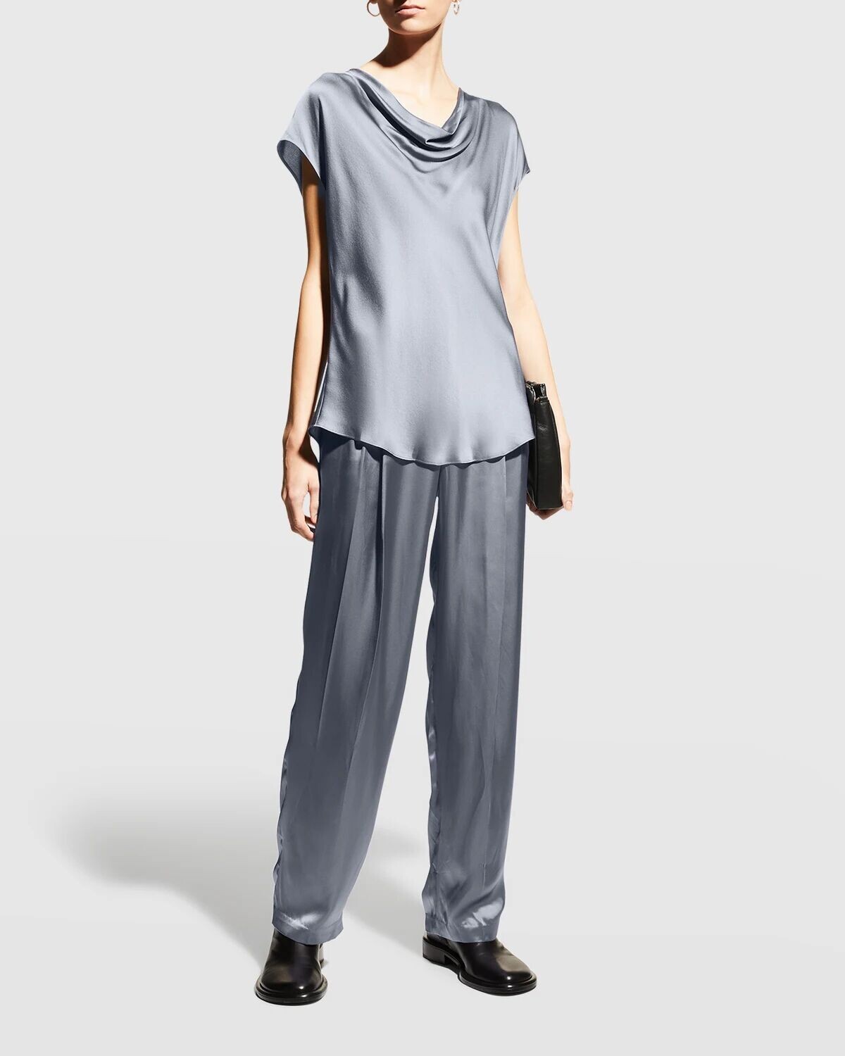 Атласная блузка с воротником-хомутом и короткими рукавами Vince, черный 
Атласная блузка с воротником-хомутом и короткими рукавами Vince, черный