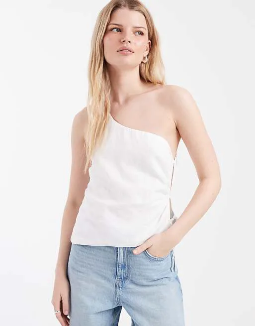 Белый топ с асимметричными плечами из хлопка на льне
Белый топ с асимметричными плечами из хлопка на льне