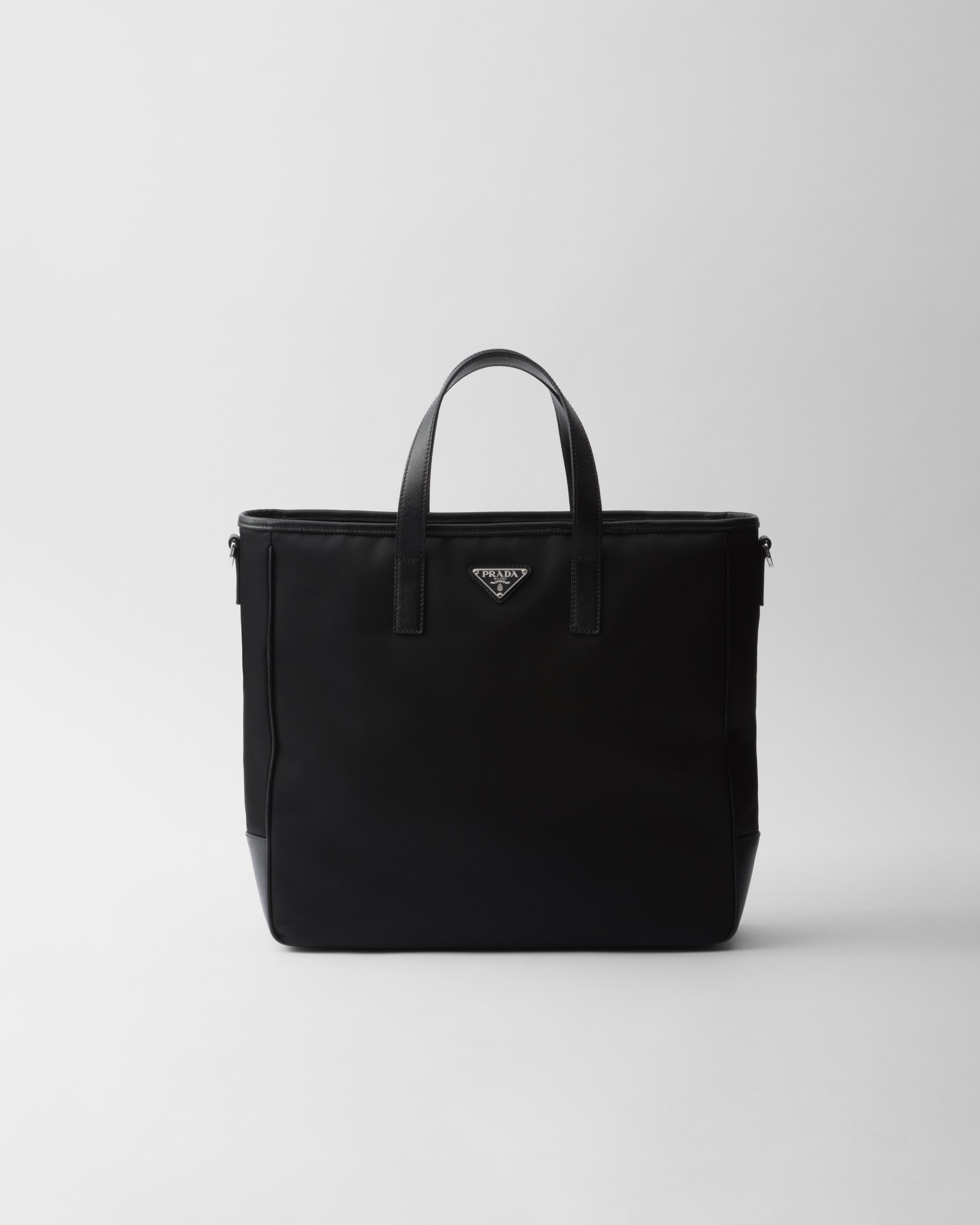 Сумка-тоут из Re-Nylon и кожи сафьяно Prada, черный
Сумка-тоут из Re-Nylon и кожи сафьяно Prada, черный