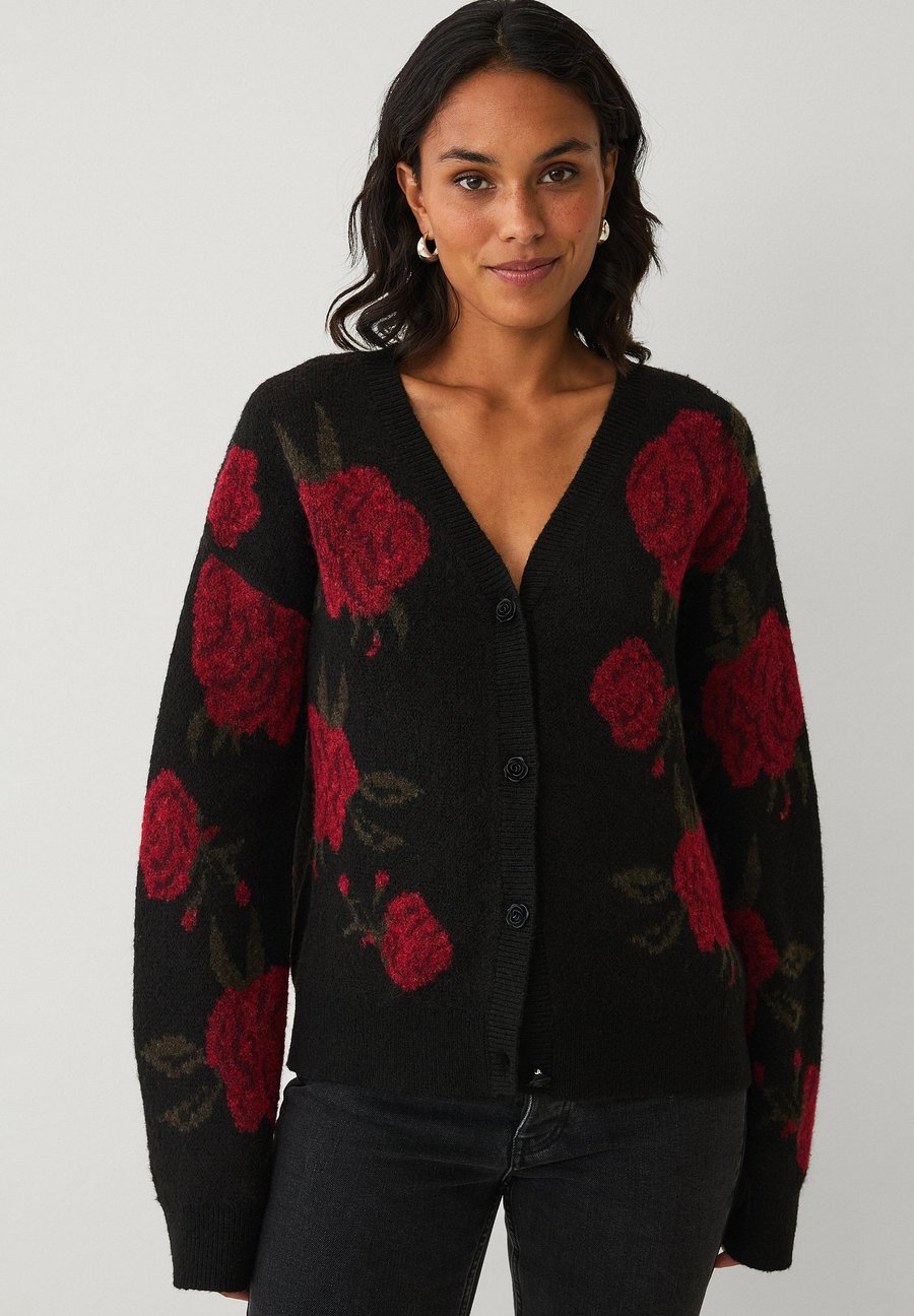 Кардиган Ellos Collection MIT ROSEN, Schwarz Mit Roten Rosen/Black
Кардиган Ellos Collection MIT ROSEN, Schwarz Mit Roten Rosen/Black