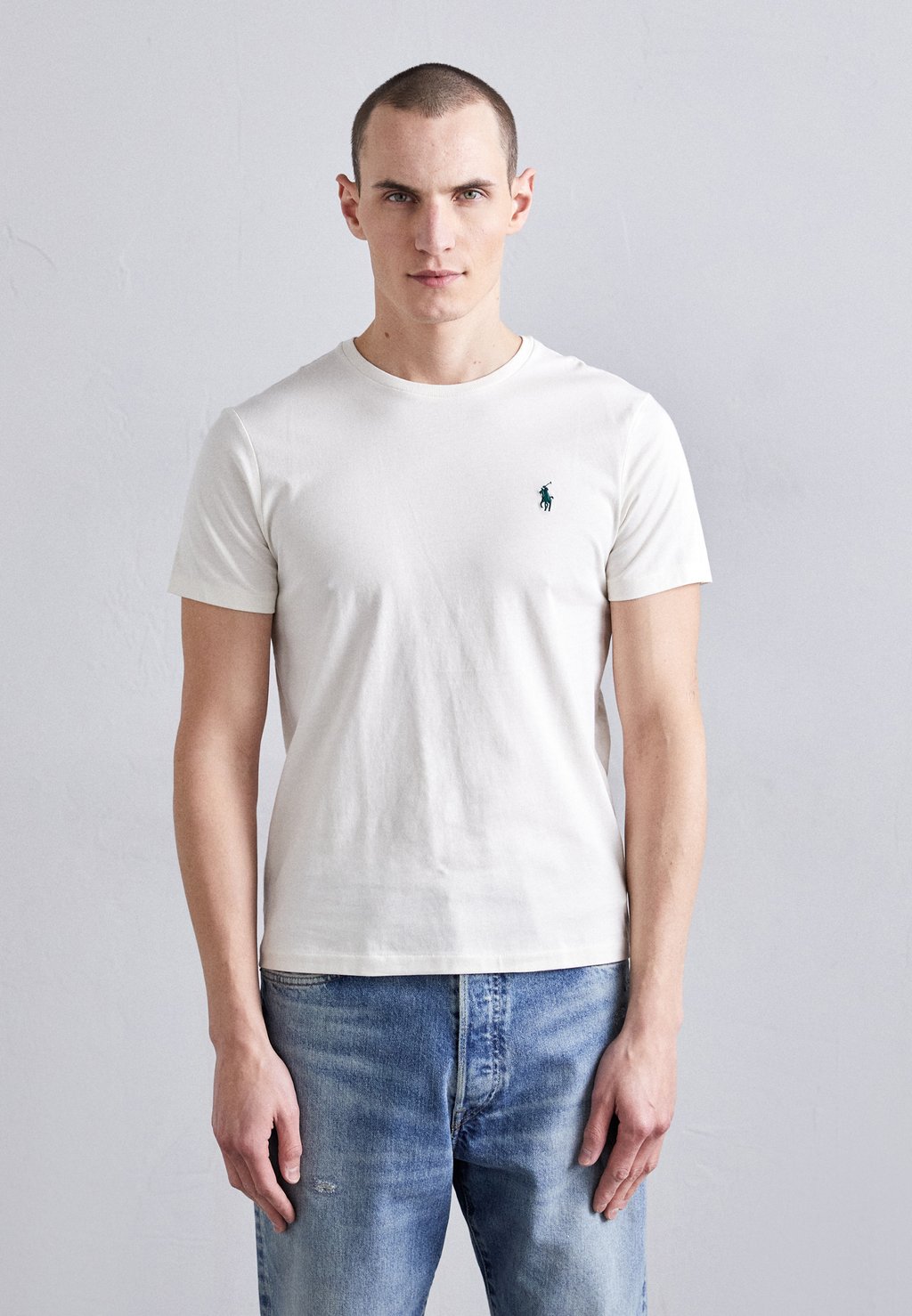 Базовая футболка CUSTOM SLIM FIT JERSEY CREWNECK T-SHIRT Polo Ralph Lauren, слоновая кость
Базовая футболка CUSTOM SLIM FIT JERSEY CREWNECK T-SHIRT Polo Ralph Lauren, слоновая кость