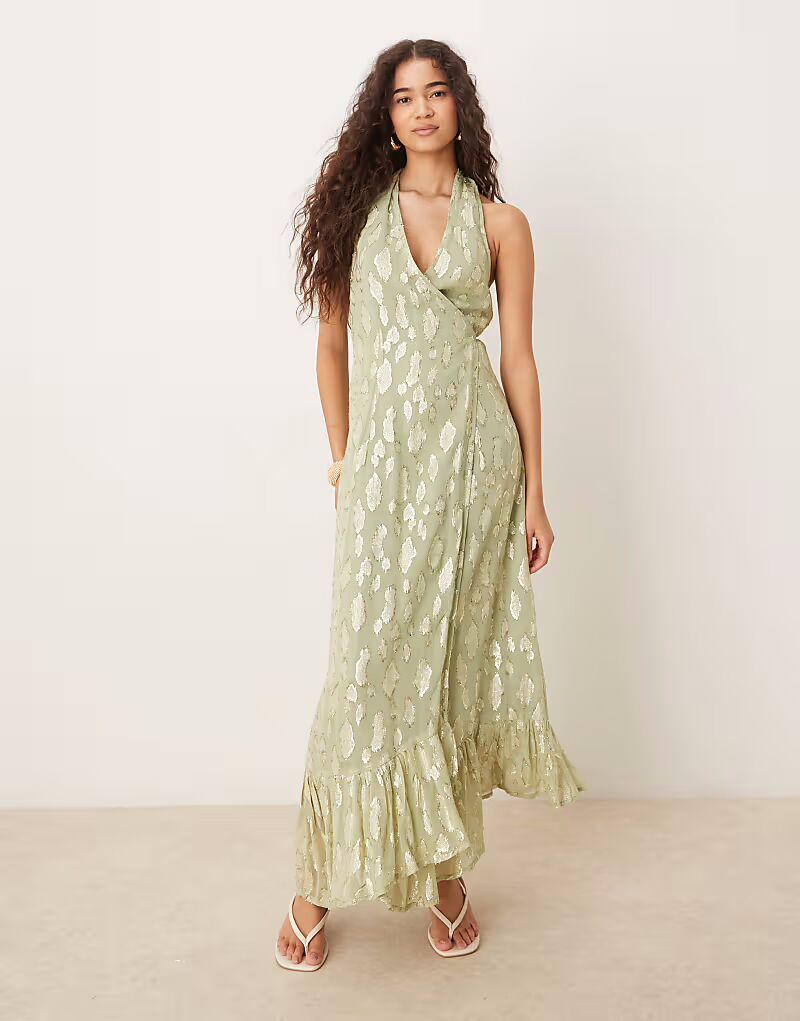 Никогда не полностью одетый металлик макси платье с халтер-воротником в цвете шалфей Never Fully Dressed
Никогда не полностью одетый металлик макси платье с халтер-воротником в цвете шалфей Never Fully Dressed