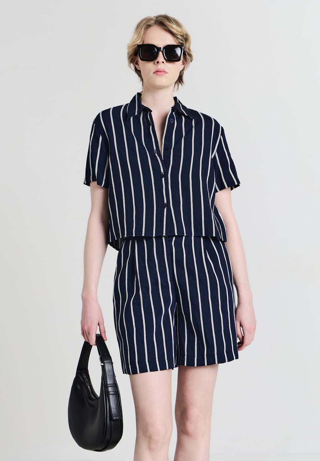 Шорты BERMUDA RIGHE RILIEVO Calliope, синий
Шорты BERMUDA RIGHE RILIEVO Calliope, синий