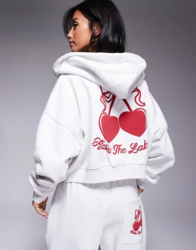 Укороченная толстовка с капюшоном на молнии с принтом вишни на спине от Kaiia Studio Petite из хлопка серого меланжевого и красного цветов
Укороченная толстовка с капюшоном на молнии с принтом вишни на спине от Kaiia Studio Petite из хлопка серого меланжевого и красного цветов