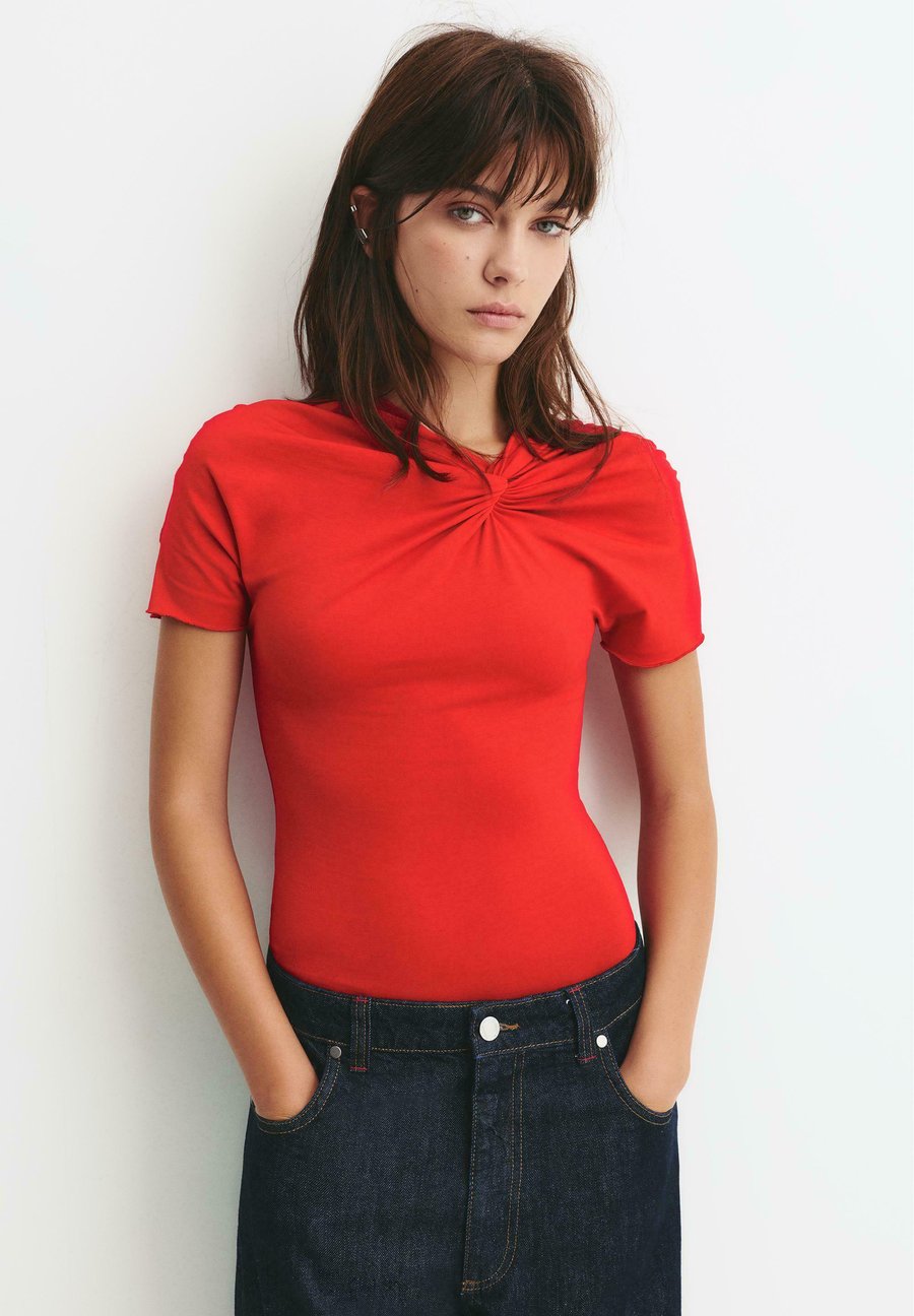 Футболка PULL&BEAR KNOT DETAIL NECKLINE, Red, Красный, Футболка PULL&BEAR KNOT DETAIL NECKLINE, Red
Футболка PULL&BEAR KNOT DETAIL NECKLINE, Red, Красный, Футболка PULL&BEAR KNOT DETAIL NECKLINE, Red