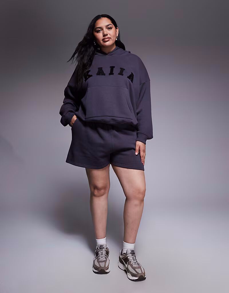 Темно-серые спортивные шорты Plus Kaiia
Темно-серые спортивные шорты Plus Kaiia