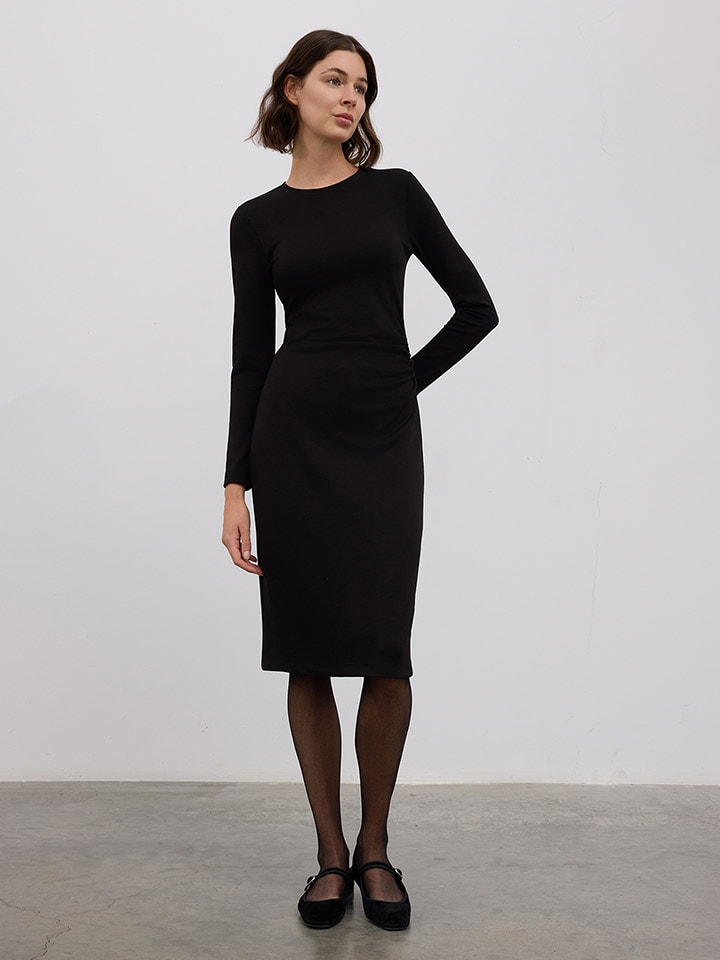 Платье в черном BGN
Платье в черном BGN