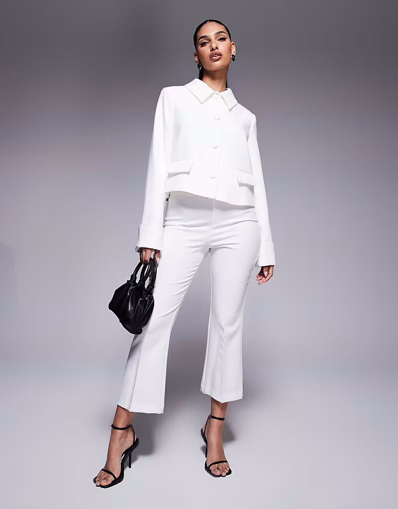 Белый укороченный кроп-костюм с расклешенными брюками River Island
Белый укороченный кроп-костюм с расклешенными брюками River Island