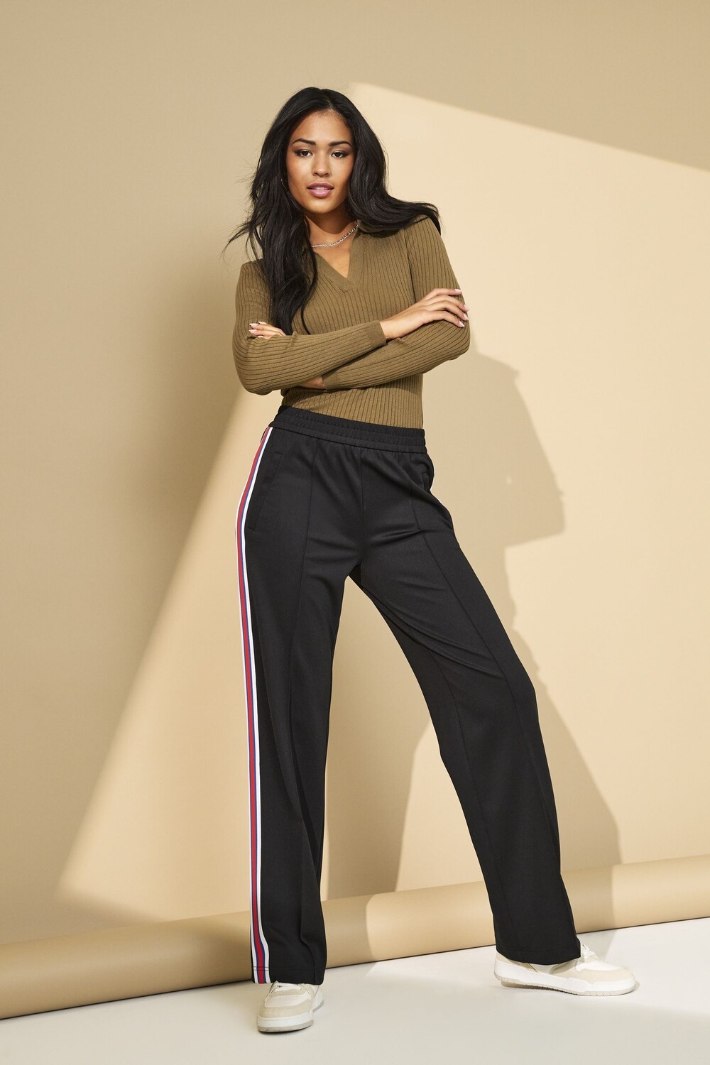 Брюки прямого кроя с полосками по бокам Only, черный 
Брюки прямого кроя с полосками по бокам Only, черный