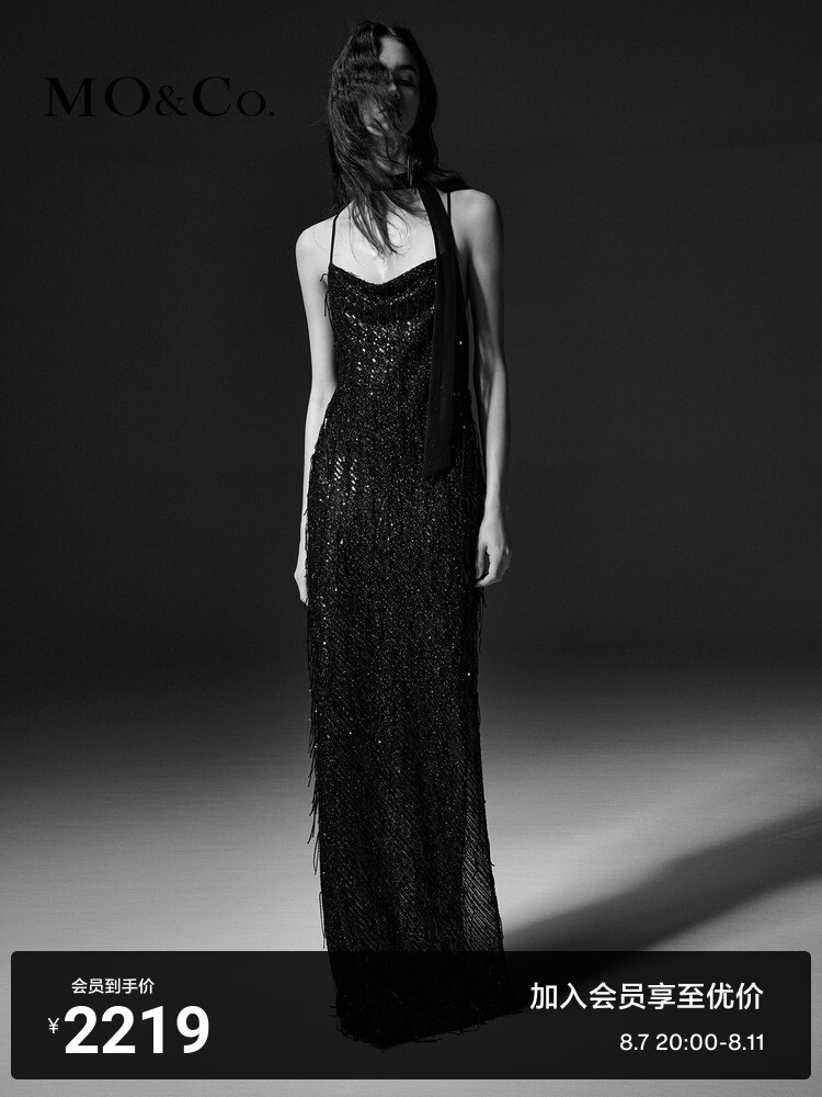 Платье Moco с ручной вышивкой и блестками на тонких бретелях, черный
Платье Moco с ручной вышивкой и блестками на тонких бретелях, черный