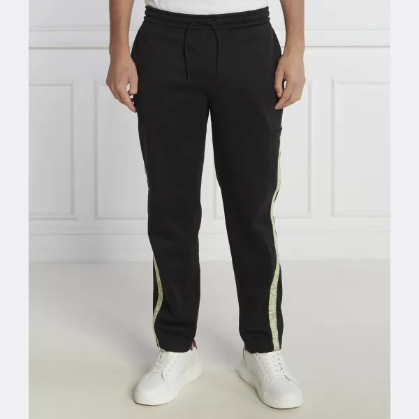 Спортивные брюки классического кроя с отрезной лентой с логотипом Calvin Klein, черный
Спортивные брюки классического кроя с отрезной лентой с логотипом Calvin Klein, черный