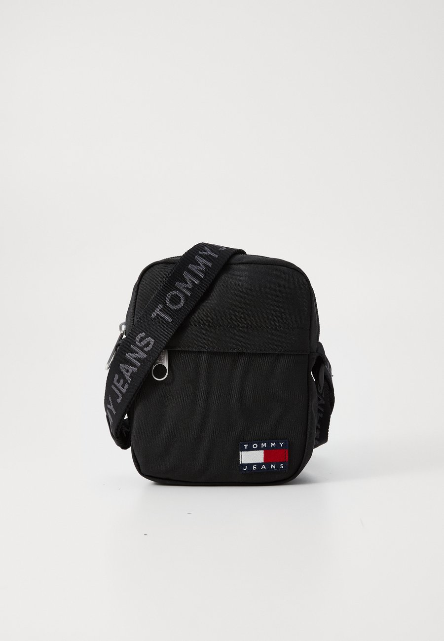 Сумка кросс-боди Tommy Jeans ESS DAILY REPORTER, Black
Сумка кросс-боди Tommy Jeans ESS DAILY REPORTER, Black