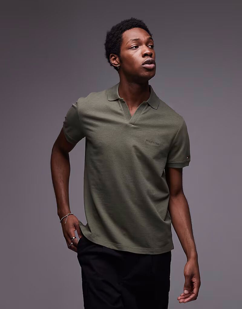 Рубашка поло Tommy Hilfiger с открытым воротником и тональным логотипом оливкового цвета
Рубашка поло Tommy Hilfiger с открытым воротником и тональным логотипом оливкового цвета