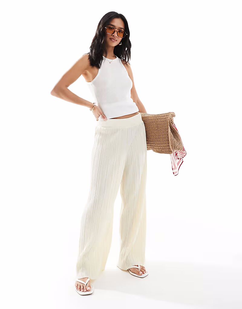 ПЛИССИРОВОЧНЫЕ брюки-клеш Petite широкого кроя цвета пахты
ПЛИССИРОВОЧНЫЕ брюки-клеш Petite широкого кроя цвета пахты