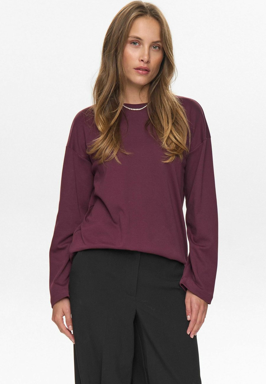 Топ Nümph Long sleeved top, Winetasting/Red
Топ Nümph Long sleeved top, Winetasting/Red