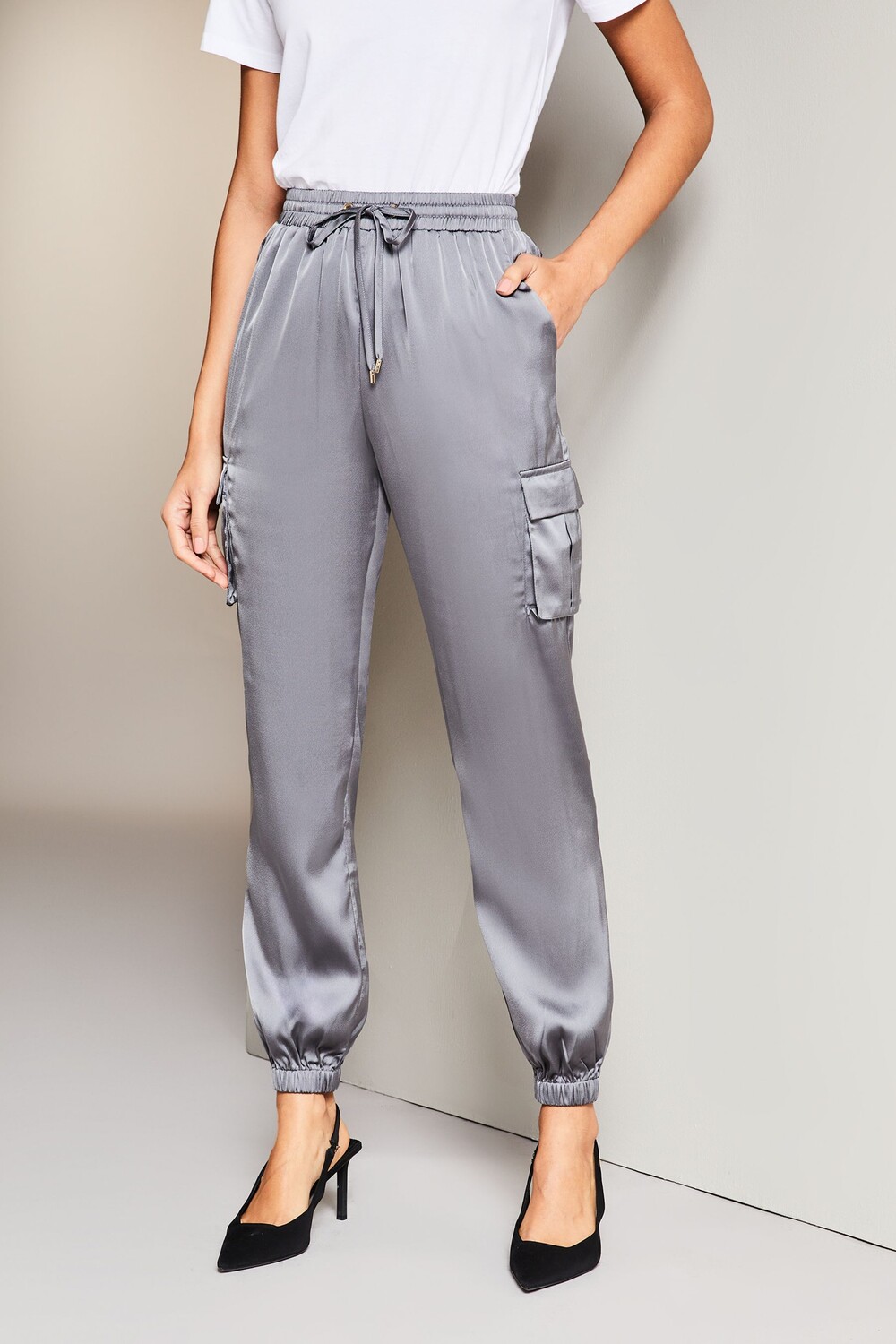 Атласные брюки джоггеры с манжетами и карманами карго Lipsy, серый
Атласные брюки джоггеры с манжетами и карманами карго Lipsy, серый