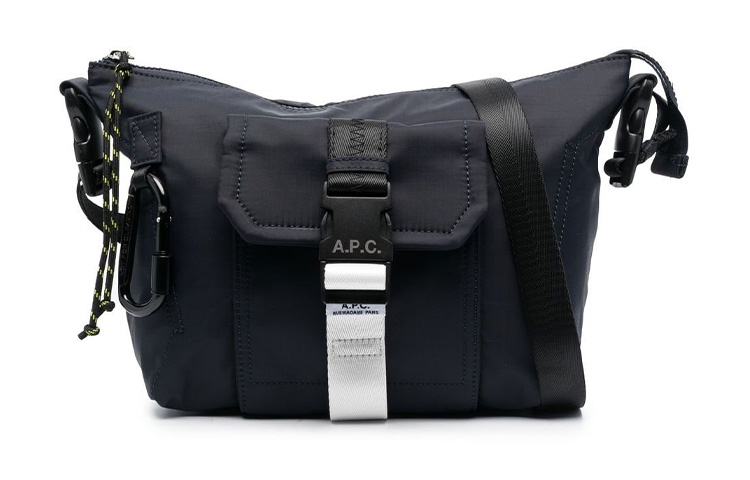 A.P.C Сумка через плечо с застежкой-молнией и пряжкой с логотипом
A.P.C Сумка через плечо с застежкой-молнией и пряжкой с логотипом