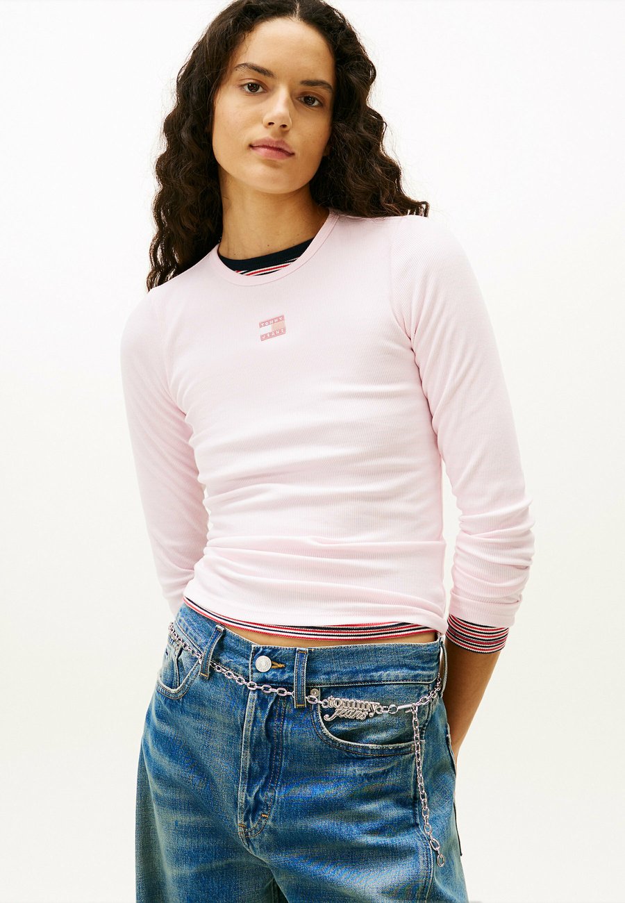 Топ Tommy Jeans SLIM BADGE TEE EXT, Light Pink/Pink
Топ Tommy Jeans SLIM BADGE TEE EXT, Light Pink/Pink