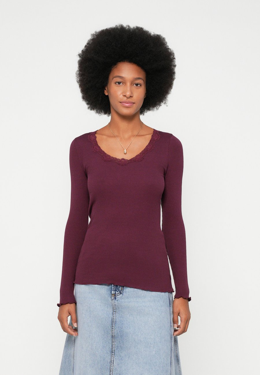 Топ Rosemunde BABETTE U NECK, Tawny Port/Bordeaux
Топ Rosemunde BABETTE U NECK, Tawny Port/Bordeaux