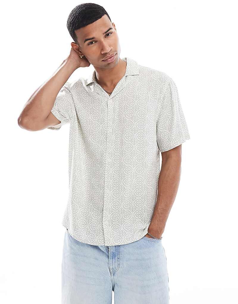 Hollister 2013 Серо-зеленая рубашка из искусственного шелка с короткими рукавами и кубинским воротником с медальонами
Hollister 2013 Серо-зеленая рубашка из искусственного шелка с короткими рукавами и кубинским воротником с медальонами