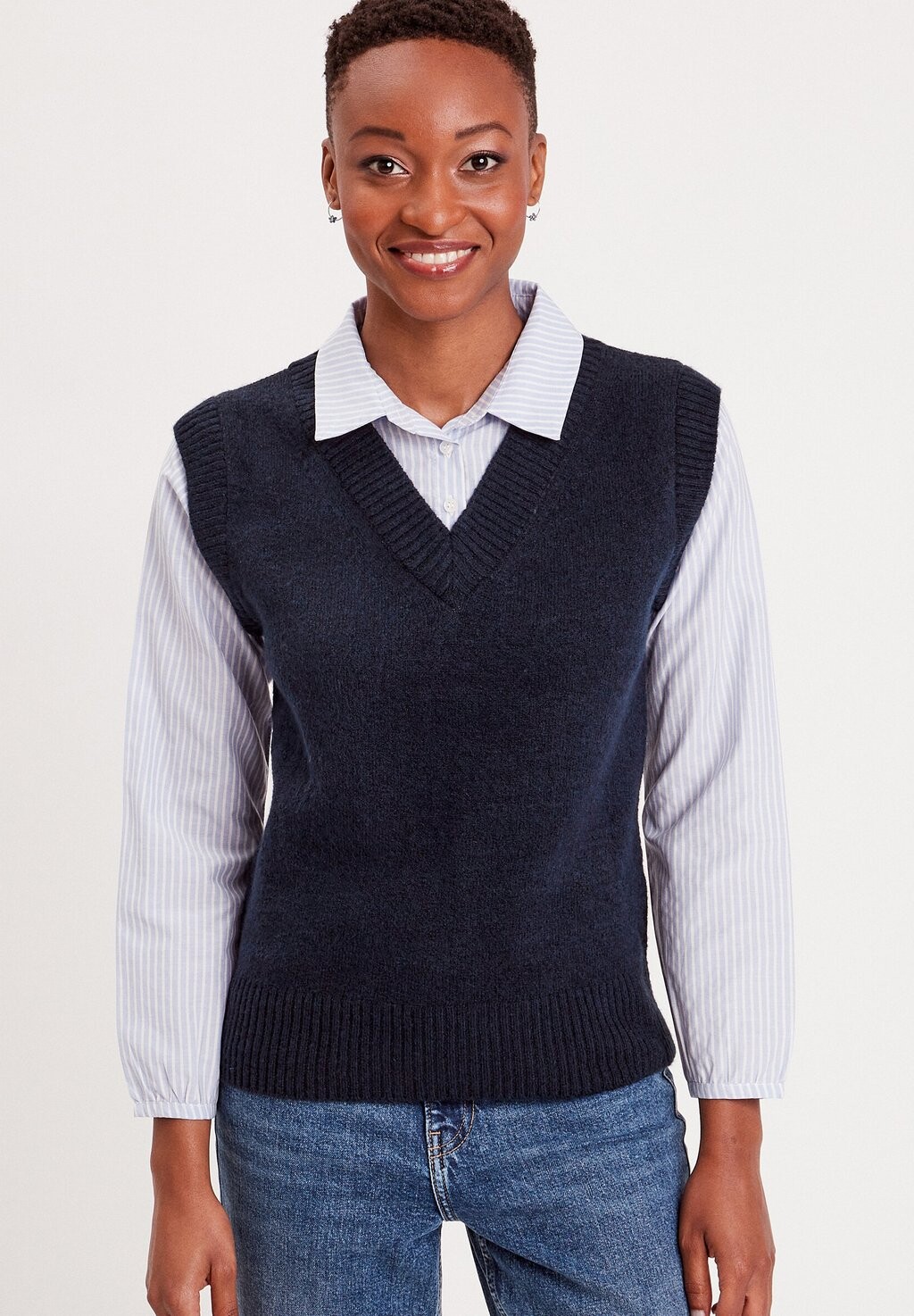 Вязаный свитер MIT V-AUSSCHNITT. Cache Cache, цвет bleu marine 
Вязаный свитер MIT V-AUSSCHNITT. Cache Cache, цвет bleu marine