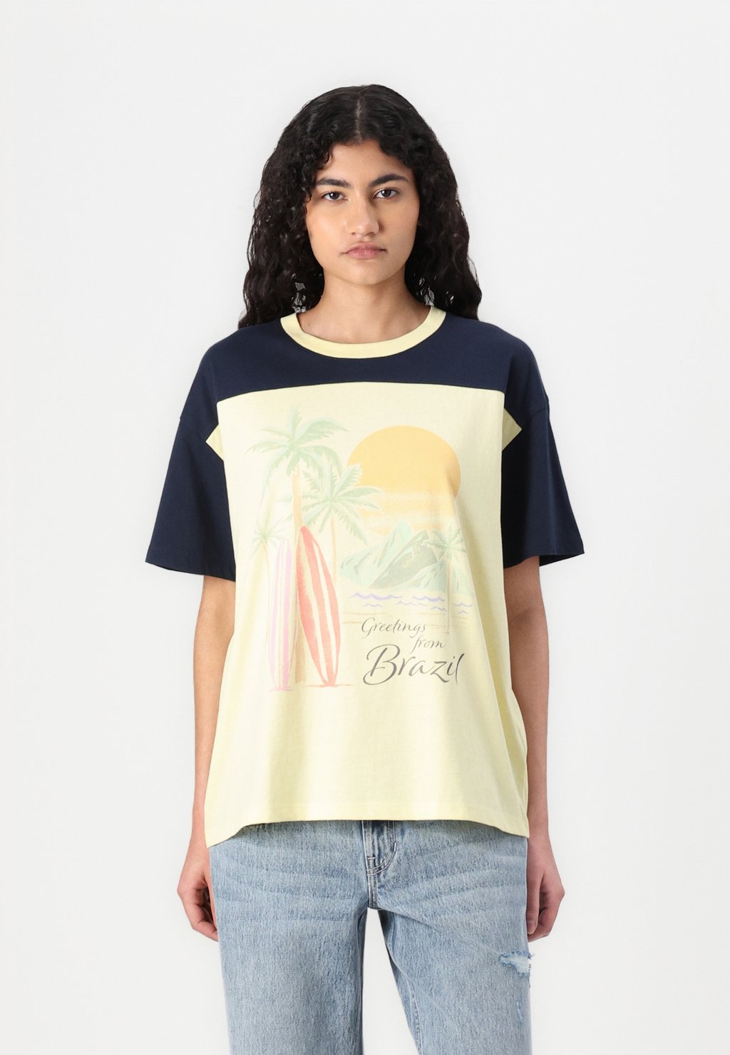 Футболка с принтом DESTINATION CONTENT Hollister Co., желтый 
Футболка с принтом DESTINATION CONTENT Hollister Co., желтый