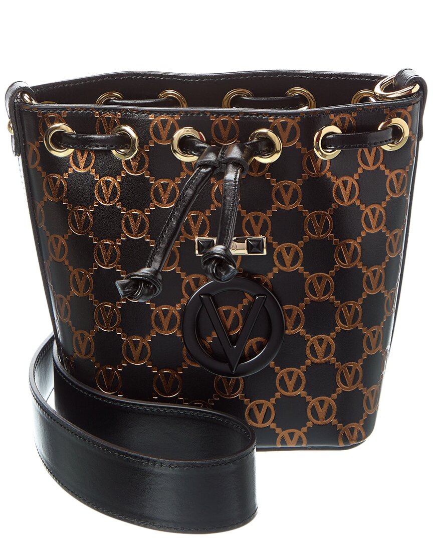 Валентино от Марио Валентино Джулс Монограмма Кожаная Сумка-ведро Valentino by Mario Valentino, черный
Валентино от Марио Валентино Джулс Монограмма Кожаная Сумка-ведро Valentino by Mario Valentino, черный