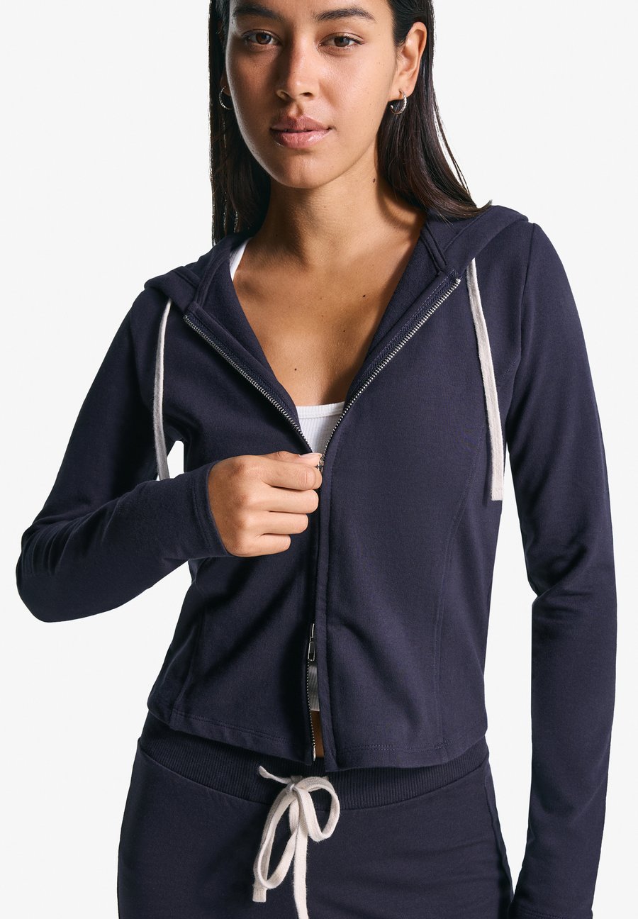 Толстовка Bershka Zip-up sweatshirt, Royal Blue
Толстовка Bershka Zip-up sweatshirt, Royal Blue