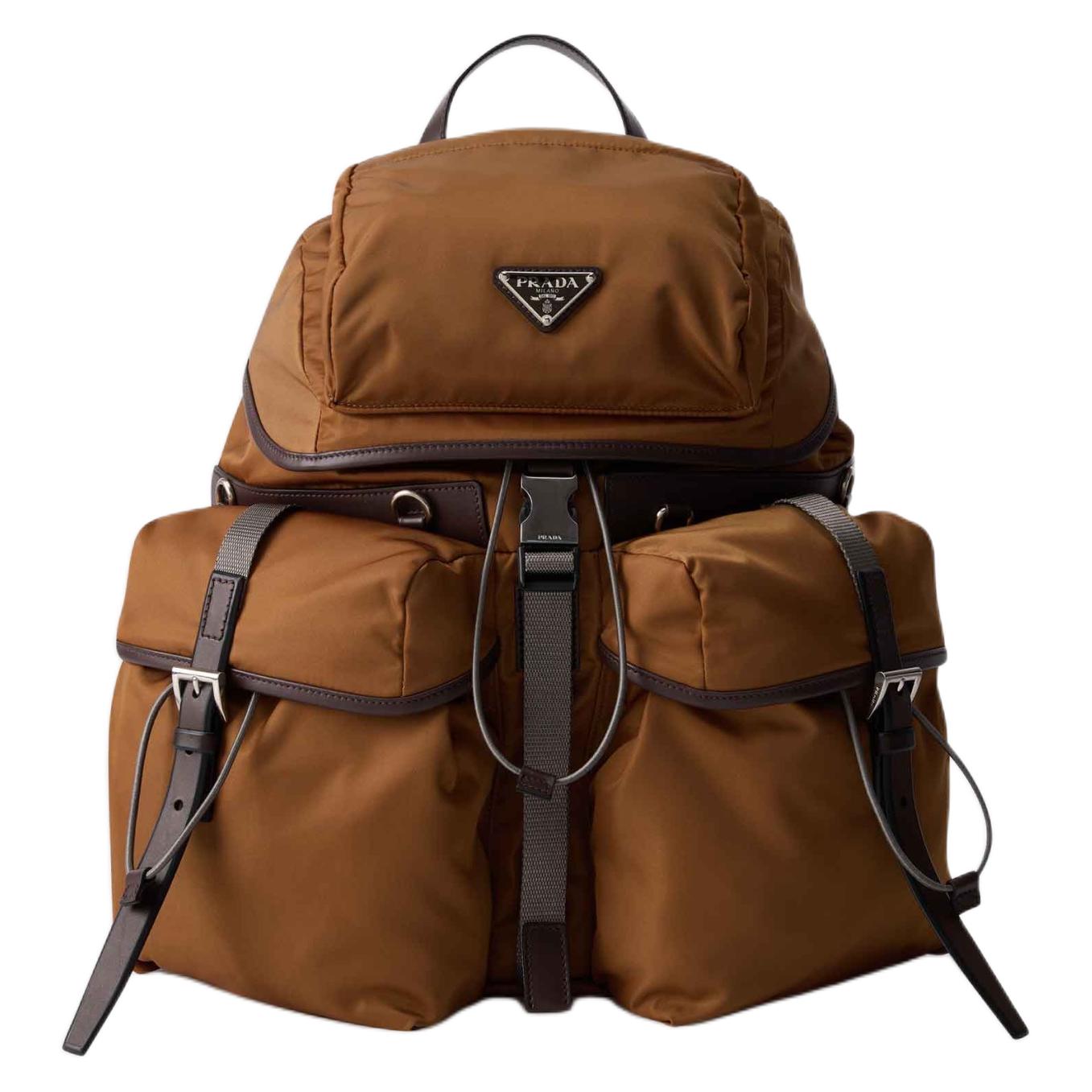 PRADA Брендовый рюкзак из переработанного нейлона с кожаной спинкой
PRADA Брендовый рюкзак из переработанного нейлона с кожаной спинкой