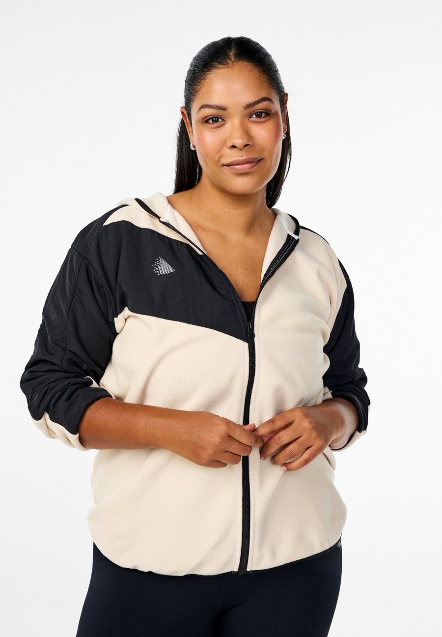 Флисовая куртка Active by Zizzi MIT KAPUZE UND TASCHEN, Birch/Sand
Флисовая куртка Active by Zizzi MIT KAPUZE UND TASCHEN, Birch/Sand