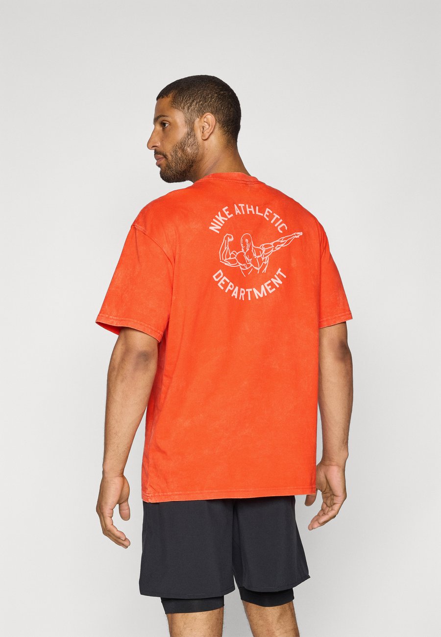 Спортивная футболка Nike Performance TEE GYM CULT, Picante Red/Red
Спортивная футболка Nike Performance TEE GYM CULT, Picante Red/Red