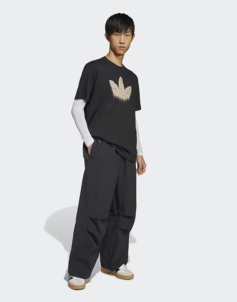 Парашютные брюки Premium Essentials черного цвета Adidas Originals
Парашютные брюки Premium Essentials черного цвета Adidas Originals