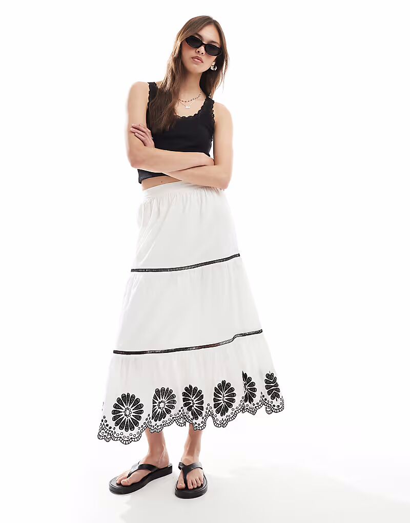 Юбка миди New Look с многоуровневым цветочным подолом белого цвета
Юбка миди New Look с многоуровневым цветочным подолом белого цвета