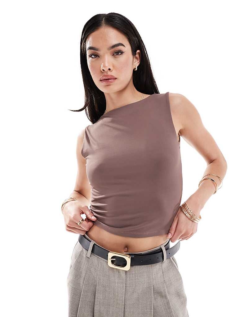 ASOS DESIGN — коричневая майка с пышными формами
ASOS DESIGN — коричневая майка с пышными формами